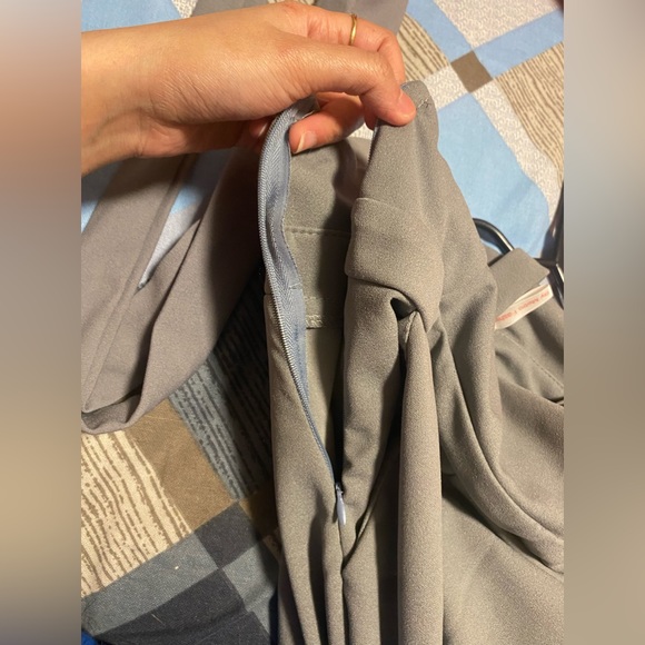 Jumpsuit small size, adjustment on shoulder with buckle comes with 3 loop holes. - Picture 8 of 8